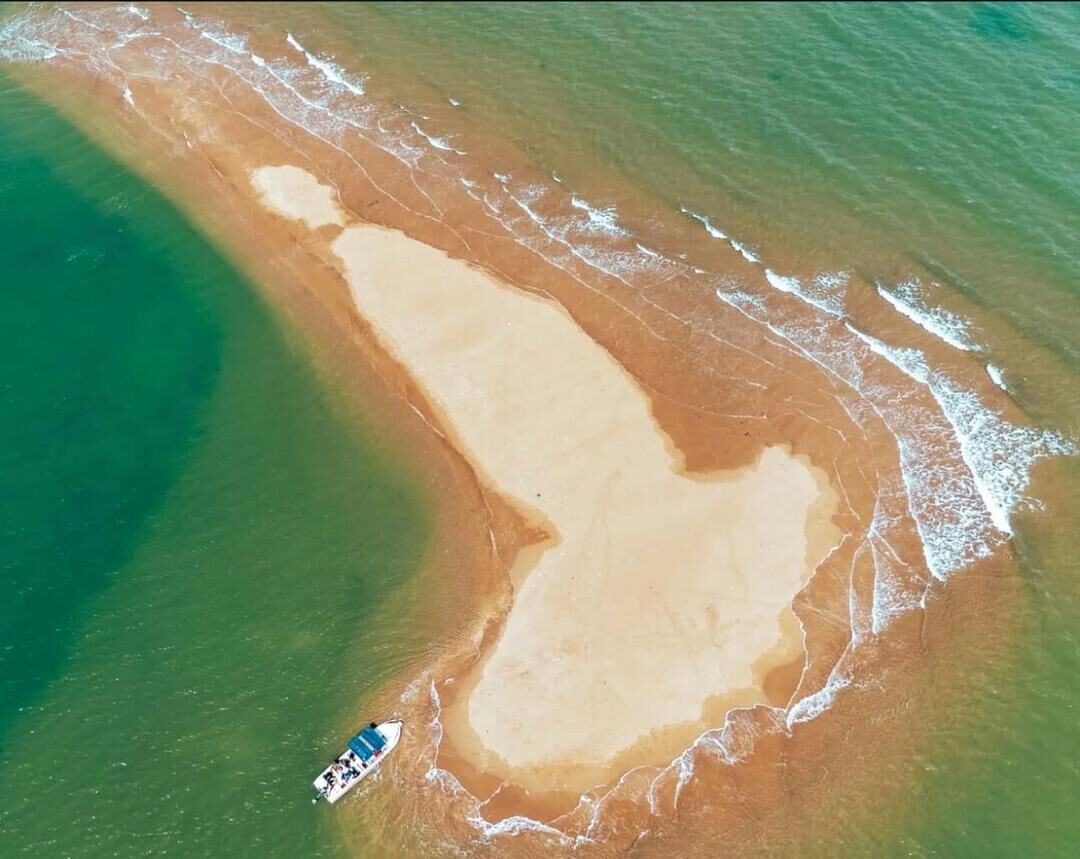 The Mafui sandbank from the air, surf breaking along its edge