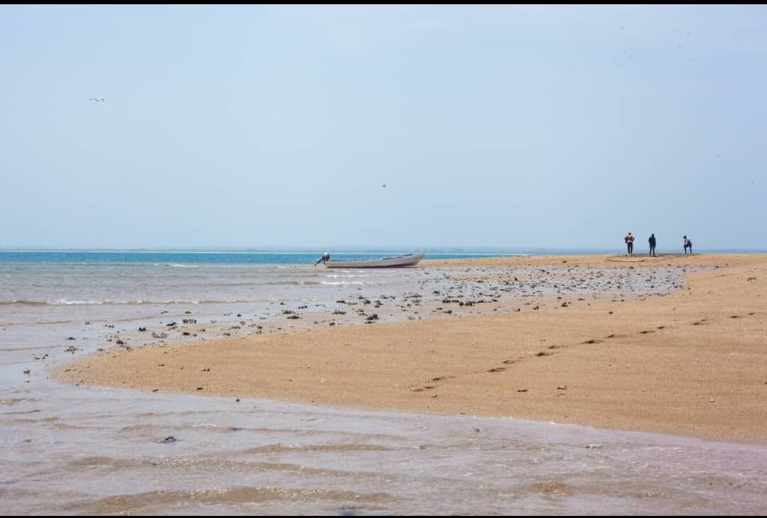 The Saadani National Park boat bringing snorkellers in to the sandbank